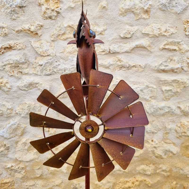 Eulen-Gartenwindrad mit großer Metallpropeller in Rostoptik