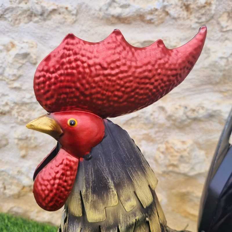 Nahaufnahme des Metallhahns mit roter Haube und goldenem Schnabel
