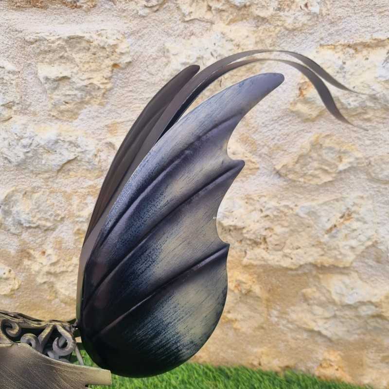 Große schwarze Schwanzfedern des Metallhahns mit goldfarbener Patina