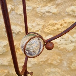 Gartenmobilé mit Wippe auf Stab, Motive Zwei Raben auf einem Blatt aus Eisen und Glas, 15x30x158 cm