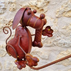 Gartenmobilé aus Eisen mit dekorativem Motiv Hunde und Knochen, 156 cm – Detailansicht der Hunde