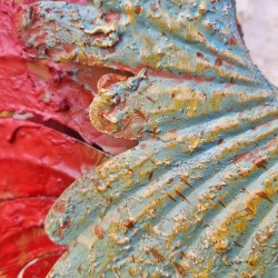 Hahn aus rotem und blauem Eisen