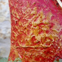 Hahn aus rotem und blauem Eisen