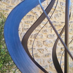 Dekorative Gartenwindmühle Châteaudun | Windmühle aus patiniertem braunem Metall