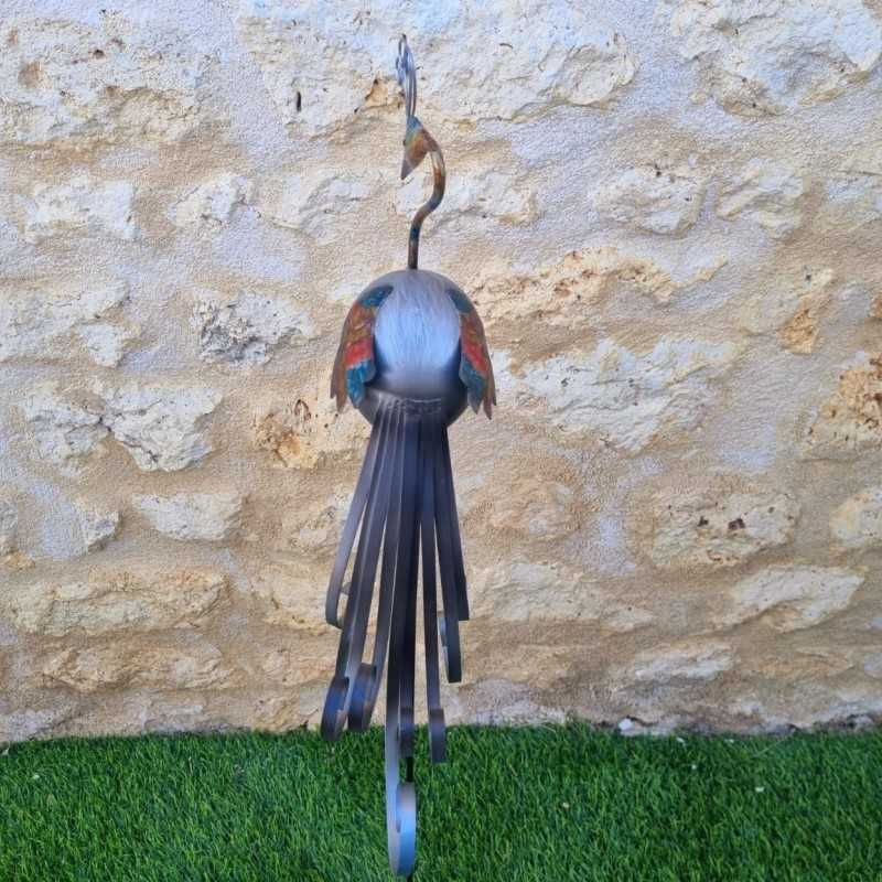 Rückansicht des Pfau-Gartensteckers mit langen Metallfedern