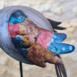 Detailansicht des farbigen Pfauenflügels in Türkis Rosa und Gold