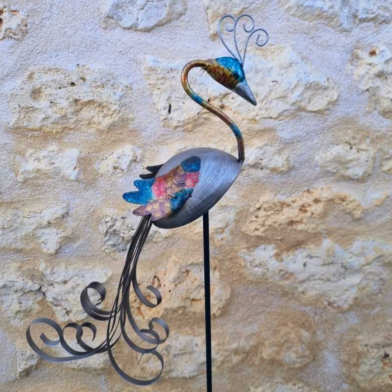 Dekorativer Pfau auf Metallstab