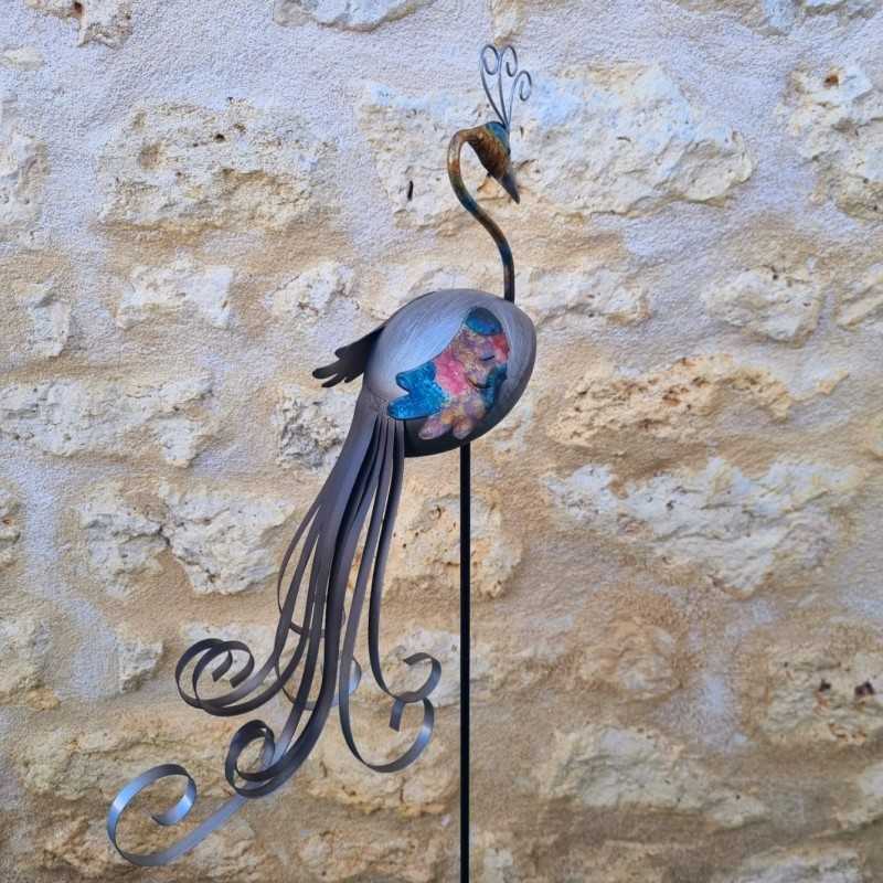 Seitenansicht der Pfau-Gartendeko mit gebogenem Hals und Metallvoluten