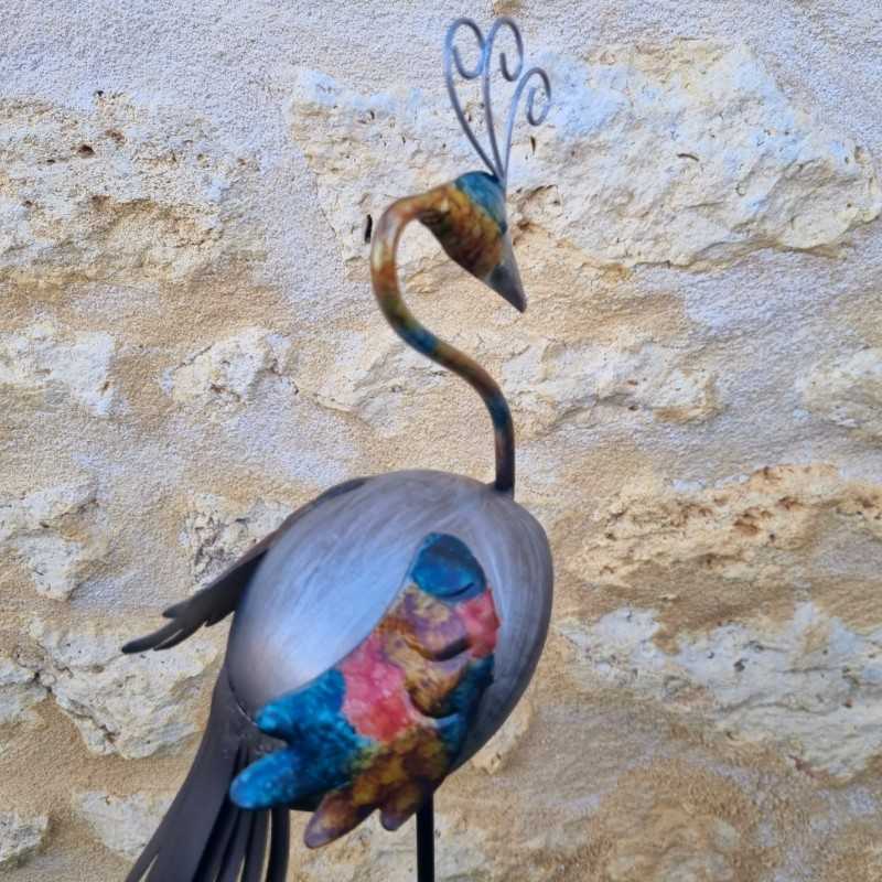 Dreiviertelansicht des bunten Pfau-Gartensteckers aus Metall