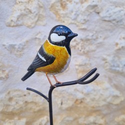 Dekorativer Vogel auf gelbem Spieß