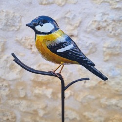 Dekorativer Vogel auf gelbem Spieß