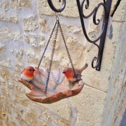 Vogelfutterstelle mit Rotkehlchen an einer Wandhalterung