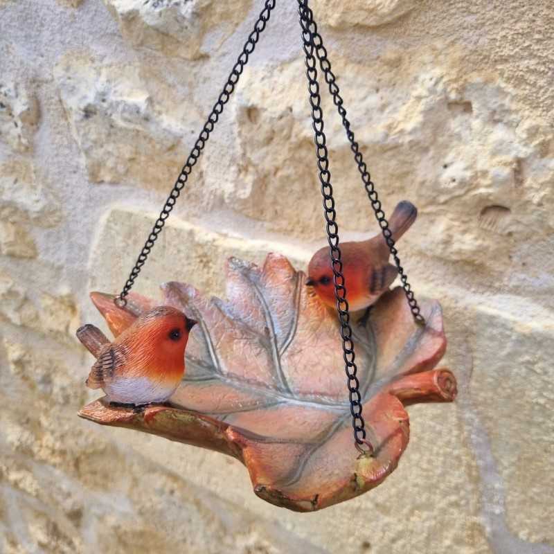 Hängende Vogelfutterstelle aus Kunstharz mit zwei Rotkehlchen