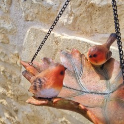 Blattförmige Vogelfutterstelle mit zwei dekorativen Rotkehlchen