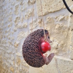 Hängender Igel aus Harz