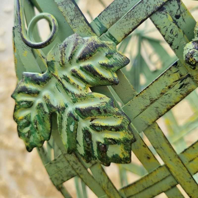 Hängender Pflanzkorb aus grün patiniertem Eisen mit gelben und braunen Akzenten