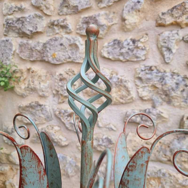 Detail der dekorativen Spitze des Gartenwindrads Cheverny