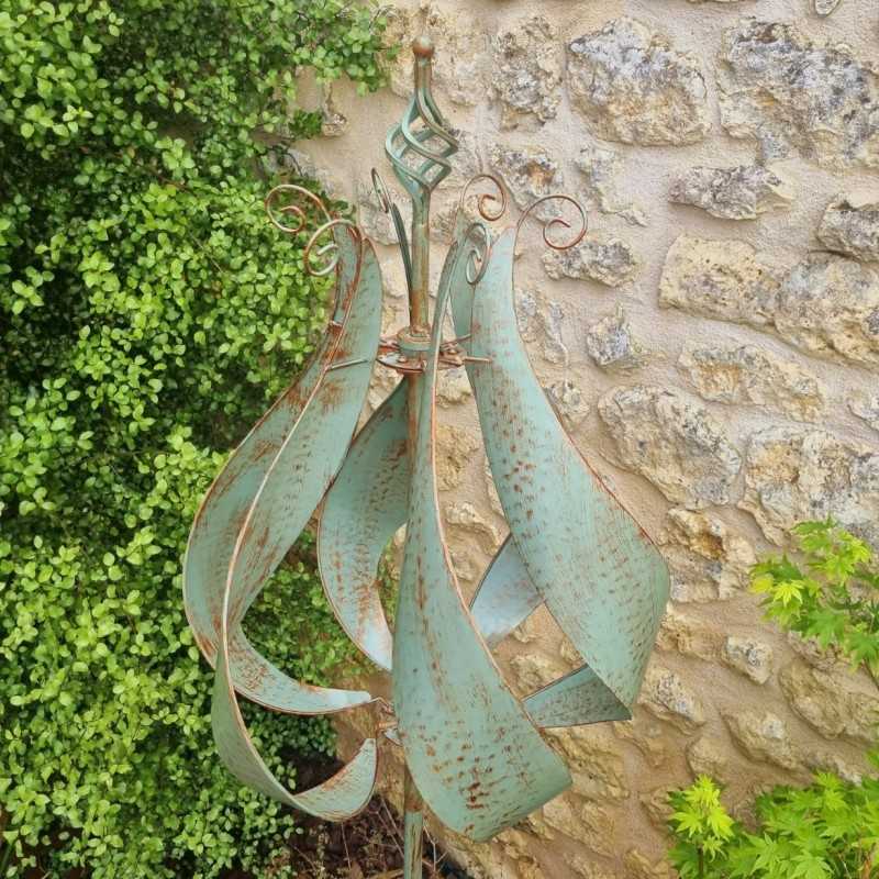 Savonius-Gartenwindrad in Tulpenform mit geschwungenen Rotorblättern