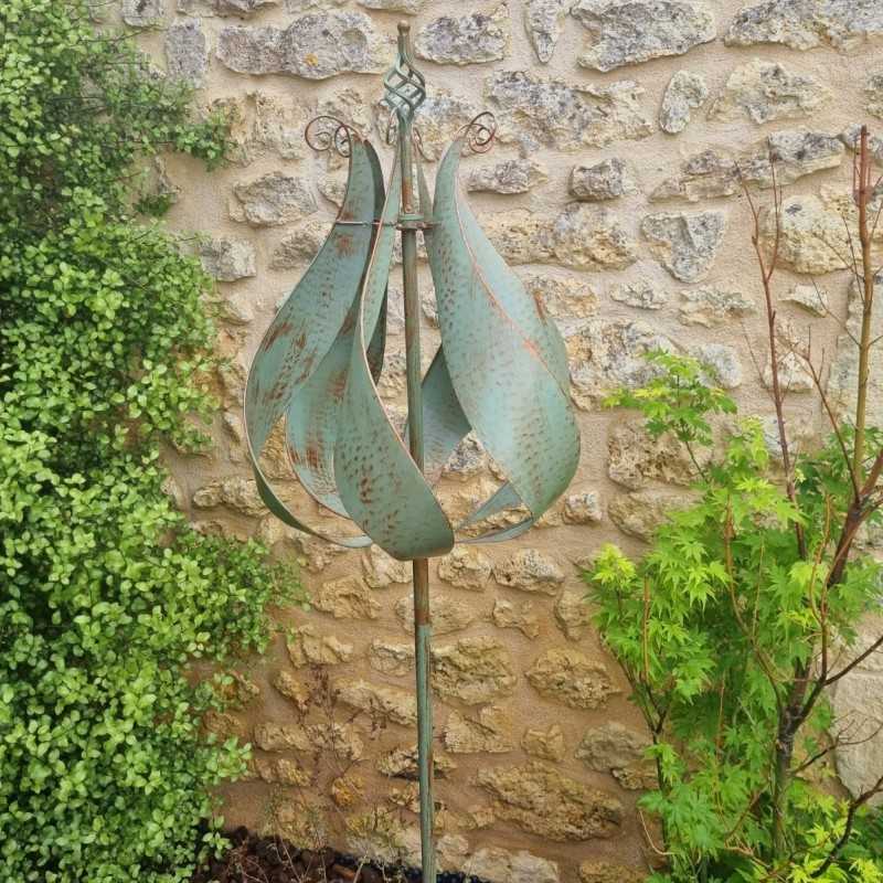 Gesamtansicht des Gartenwindrads Cheverny auf seinem hohen Metallmast