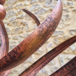 Detail der gehämmerten kupferfarbenen Patina eines Rotorblatts
