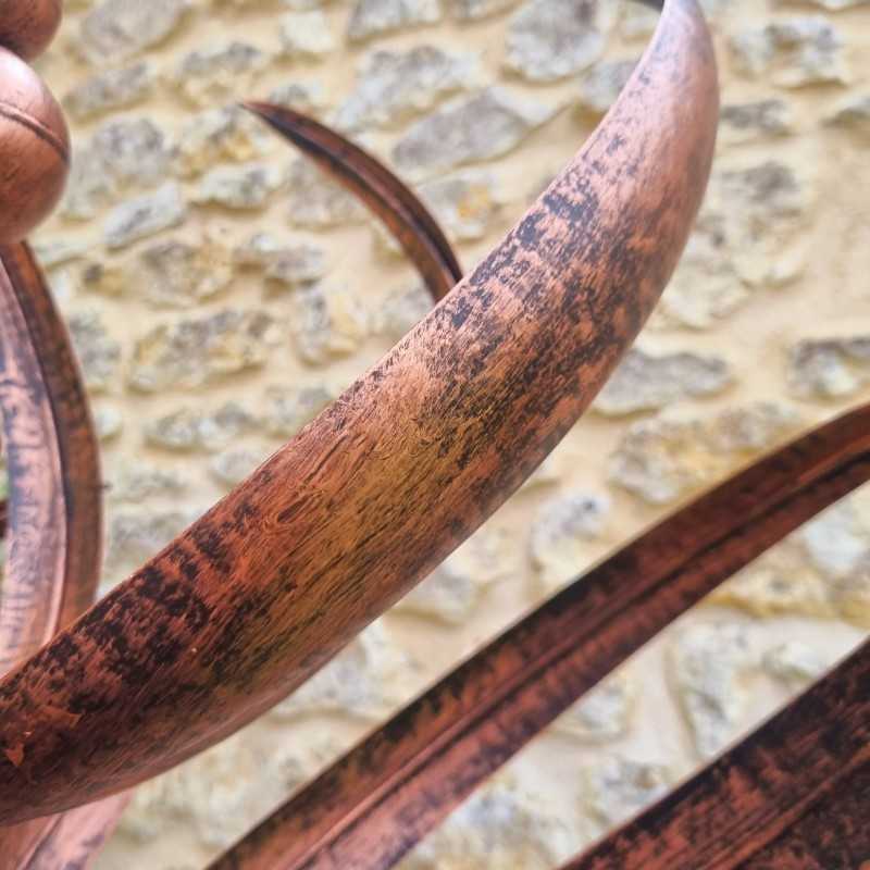 Detail der gehämmerten kupferfarbenen Patina eines Rotorblatts