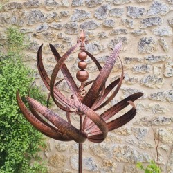 Dekoratives Gartenwindrad Chantilly mit kupferfarbener Patina