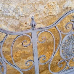 Zweisitzige Gartenbank aus Schmiedeeisen und Gusseisen mit Patina – Detailansicht der Patina