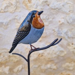 Dekorativer Vogel auf orangefarbenem Spieß