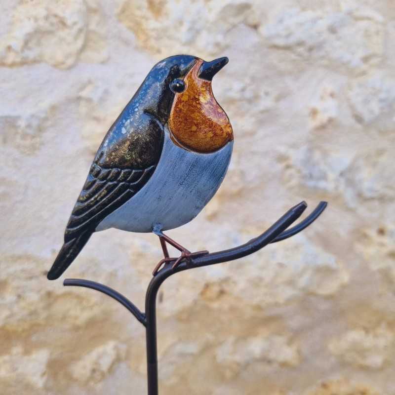 Dekorativer Vogel auf orangefarbenem Spieß