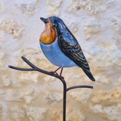 Dekorativer Vogel auf orangefarbenem Spieß
