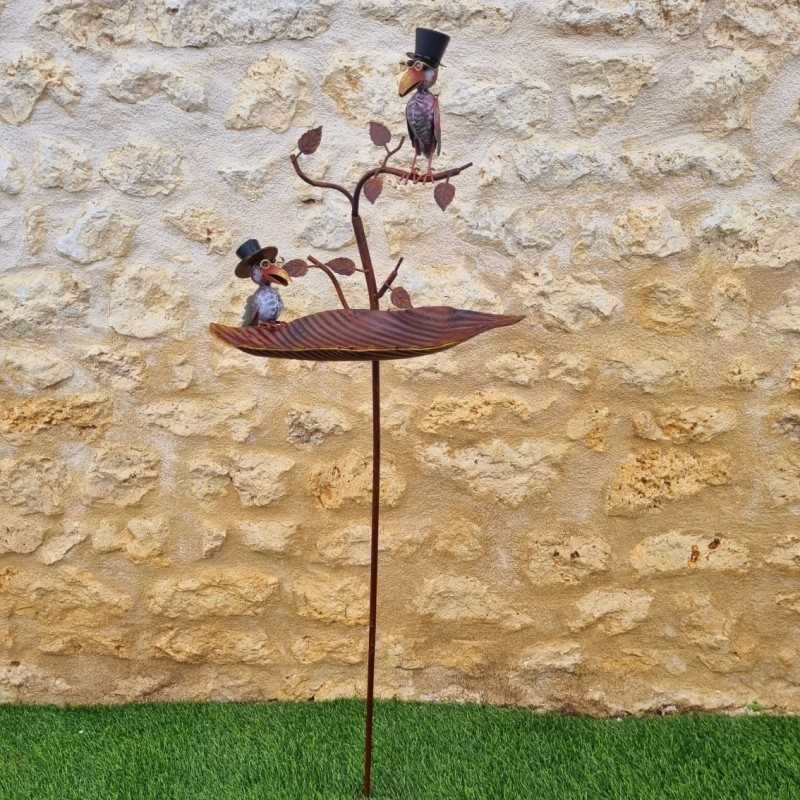 Vogelbad auf Eisenstab mit Vögeln und Hüten, Futterstelle H127 cm