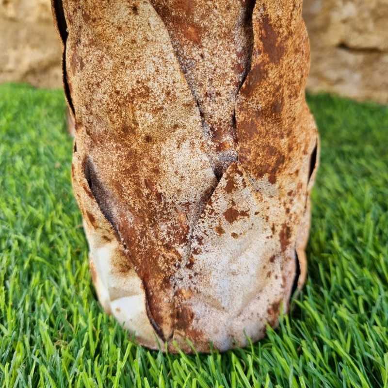 Reliefartig gearbeiteter Pilzfuß aus beige patiniertem Metall