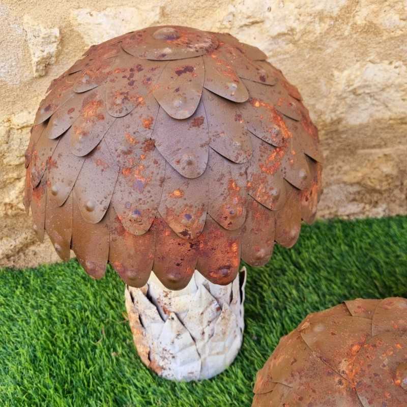 Kleiner, mittlerer und großer Metallpilz für den Garten