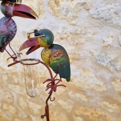 Regenmesser mit Erdspieß Pflanzstütze Gartendekoration Motiv Rabe aus patiniertem Eisen mit Trichter Glasröhre Vogelperspektive