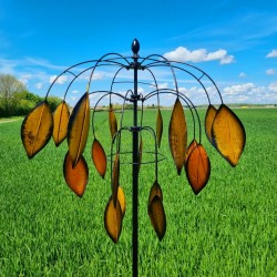 Windspiel mit Herbstblättern vor blauem Himmel