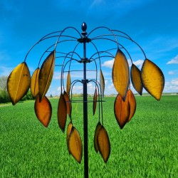 Hohes Gartenwindrad Balanzac auf einer Rasenfläche