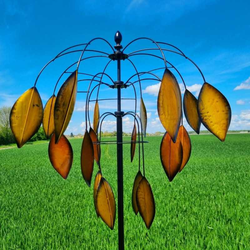Hohes Gartenwindrad Balanzac auf einer Rasenfläche