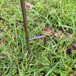 Gartenstab der Vogelfutterstelle aus braunem Gusseisen