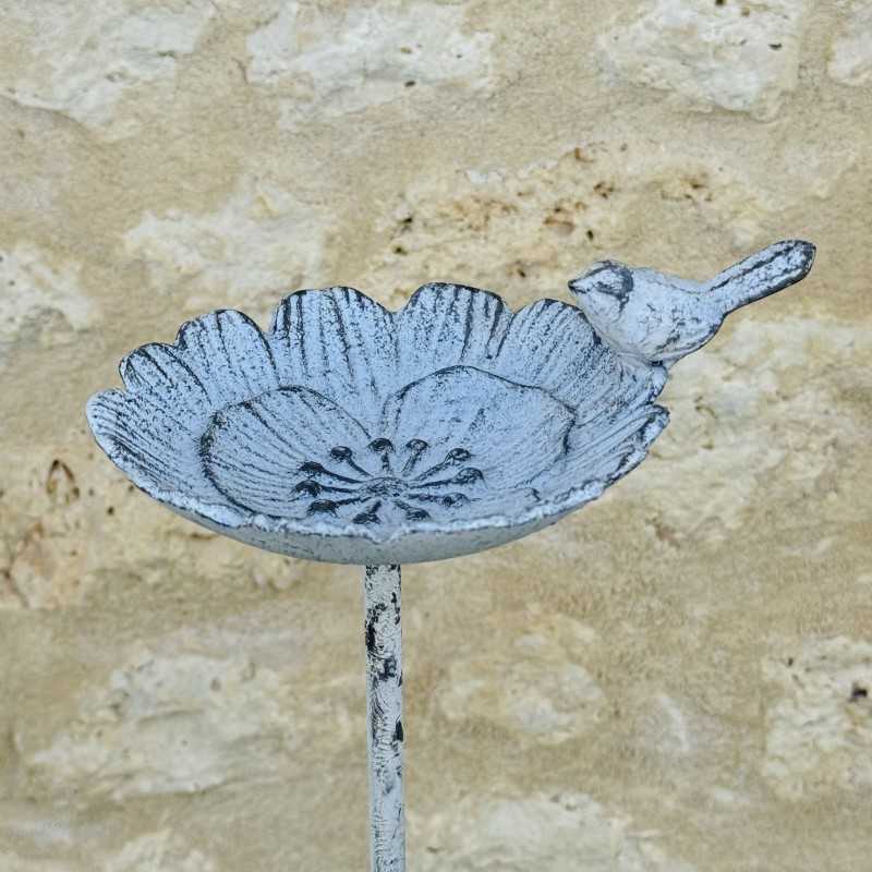 Gusseisen-Vogeltränke mit dekorativem Vogel und Blütenrelief