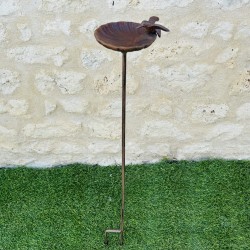 Vogelbad auf Gartenstab in natürlicher Rostoptik – 100 cm