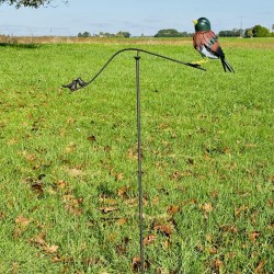 Buntes Gartenmobilé mit Vogel aus Metall H133 in Szene gesetzt