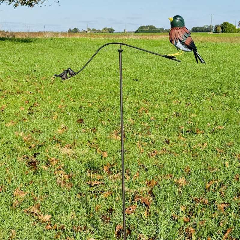 Buntes Gartenmobilé mit Vogel aus Metall H133 in Szene gesetzt