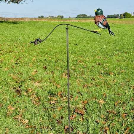 Buntes Gartenmobilé mit Vogel aus Metall H133 in Szene gesetzt
