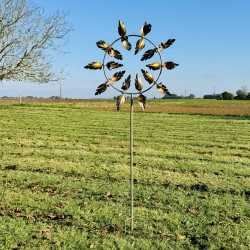 Dekorative Gartenwindmühle aus patiniertem Metall – Eleganz und Bewegung für Ihren Außenbereich ganze Ansicht