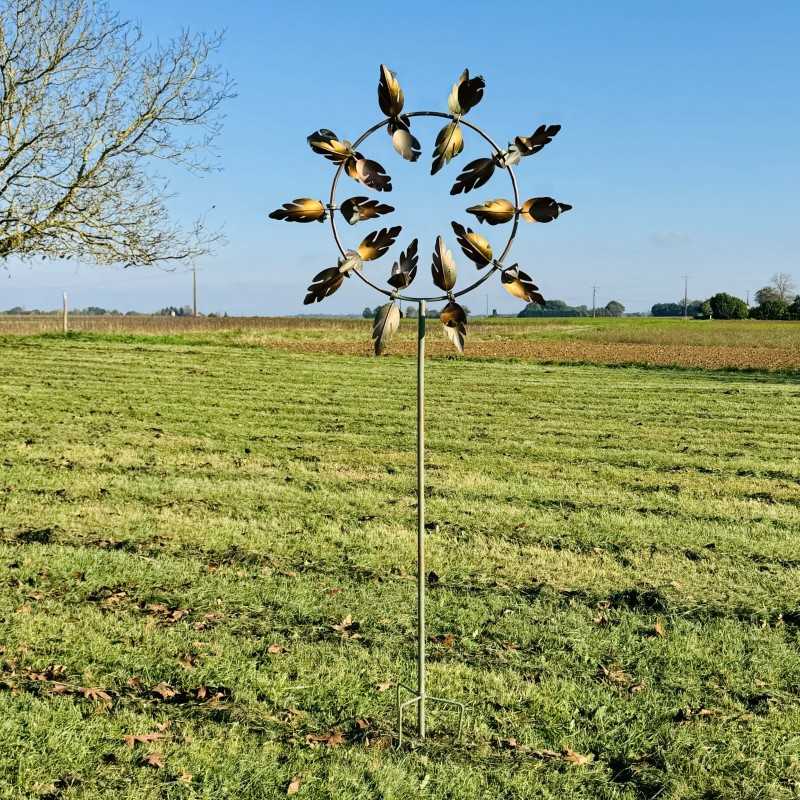 Dekorative Gartenwindmühle aus patiniertem Metall – Eleganz und Bewegung für Ihren Außenbereich ganze Ansicht