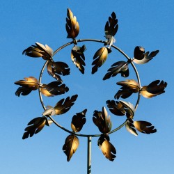 Dekorative Gartenwindmühle aus patiniertem Metall – Eleganz und Bewegung für Ihren Außenbereich  Ansicht mit blauem Himmel