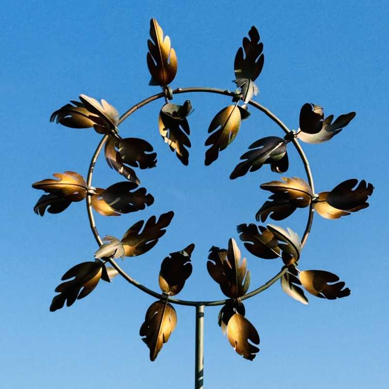 Dekorative Gartenwindmühle aus patiniertem Metall – Eleganz und Bewegung für Ihren Außenbereich  Ansicht mit blauem Himmel