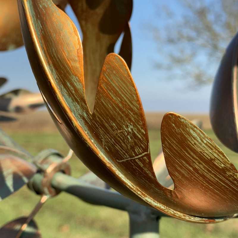 Dekorative Gartenwindmühle aus patiniertem Metall – Eleganz und Bewegung für Ihren Außenbereich detail der Patina