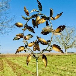 Dekorative Gartenwindmühle aus patiniertem Metall – Eleganz und Bewegung für Ihren Außenbereich seitlich betrachtet
