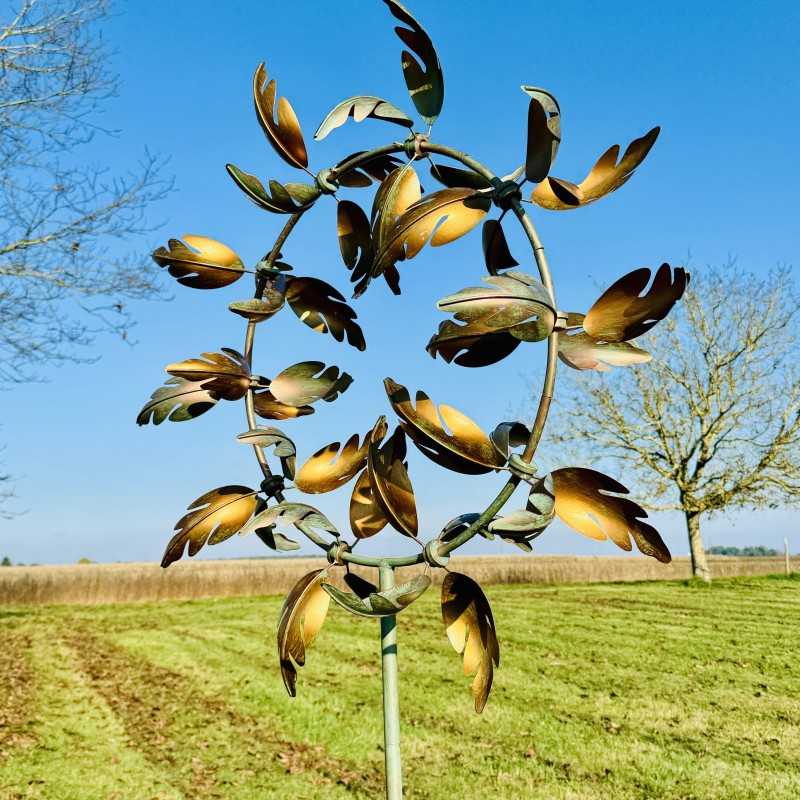 Dekorative Gartenwindmühle aus patiniertem Metall – Eleganz und Bewegung für Ihren Außenbereich seitlich betrachtet
